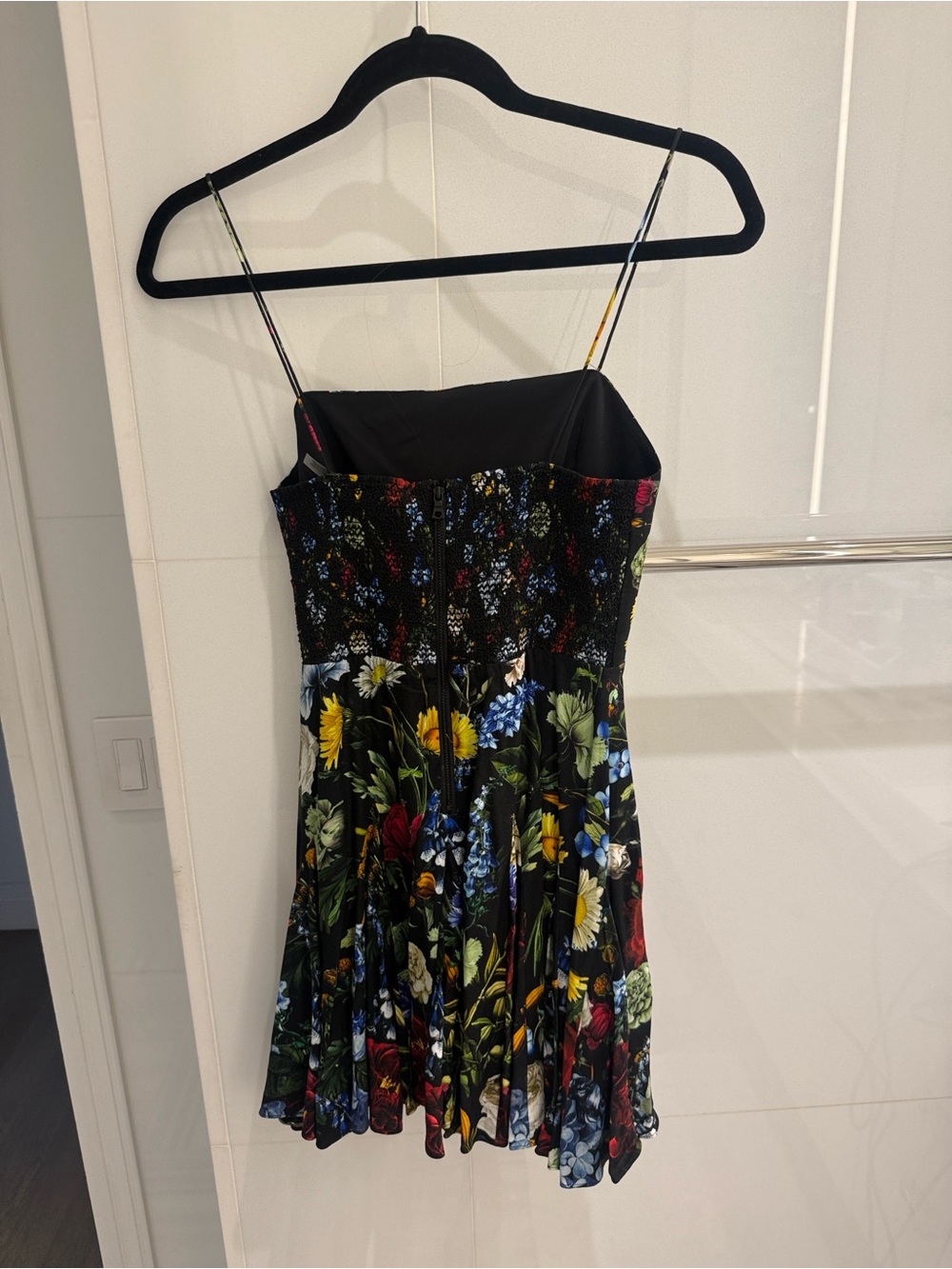 Alice and Olivia Slip Dress in Black with Multicolor Bloom Print NWT size 0 - Picture 3 of 4
